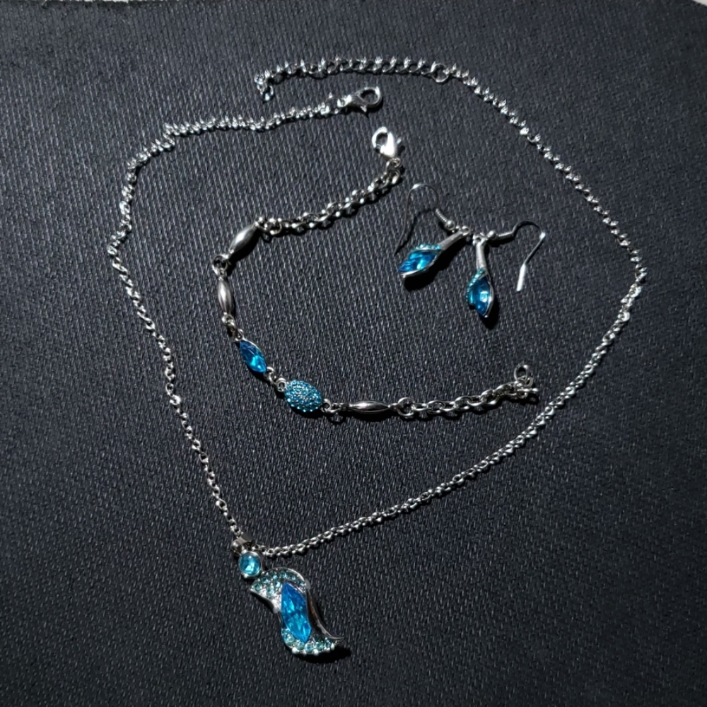 Earing, Necklace, Bracelet Set - Picture 4 of 6